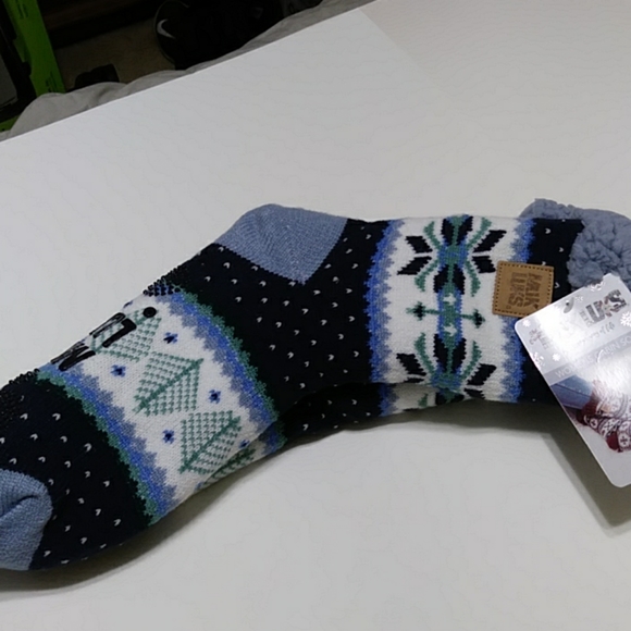 Muk Luks cabin socks and 2020 Cats desk calendar - Picture 5 of 6